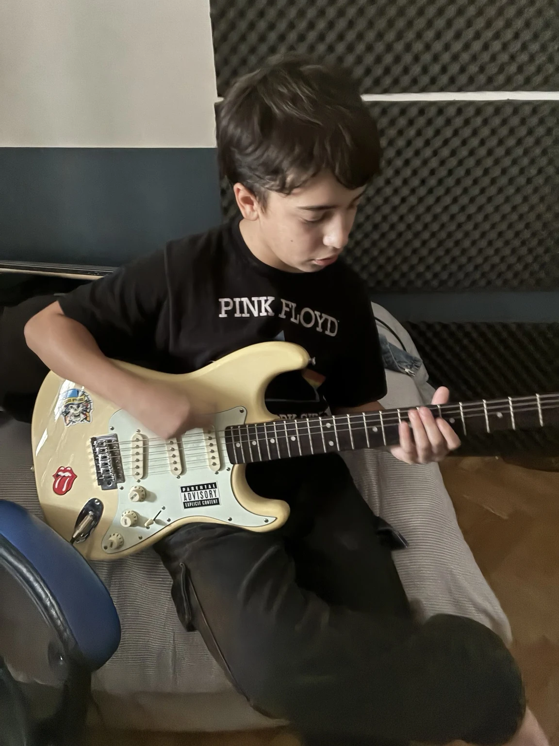 Jasper tocando una guitarra eléctrica